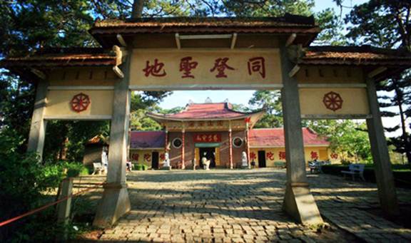 Chùa Thiên Vương Cổ Sát còn có tên là Chùa Phật Trầm hay Chùa Tàu, được xây dựng năm 1958 và đã trải qua nhiều lần trùng tu lớn. Kiến trúc của chùa khá đặc biệt, mang đậm phong cách kiến trúc chùa và hội quán Trung Hoa.
